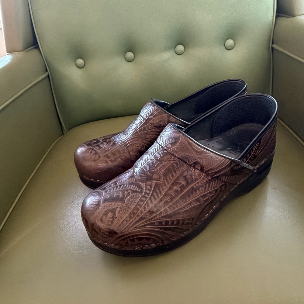 Dansko Tooled Leather Clogs Brown Floral Embossed Slip-On Shoes EU 38